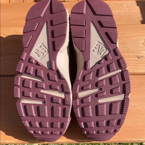 Women’s Nike Air Huarache Running Shoes - Picture 8 of 8